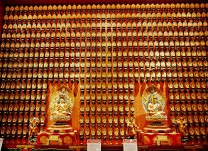 800px-Singapore_Buddha_Tooth_Relic_Temple_Innen_Hintere_Gebetshalle_6