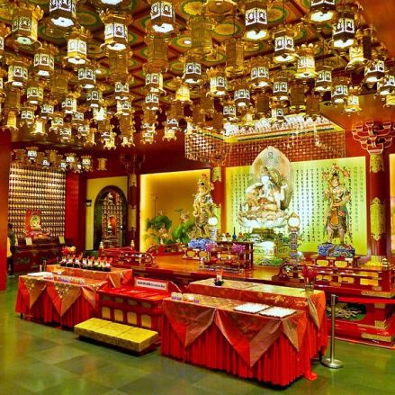 Buddha_Tooth_Relic_Temple_and_Museum,_Singapore,_interior,_2014_(06)