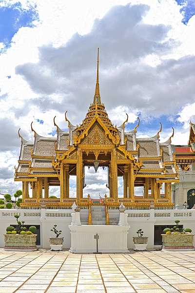 400px-Phra_Thinang_Aphorn_Phimok_Prasat_at_Grand_Palace