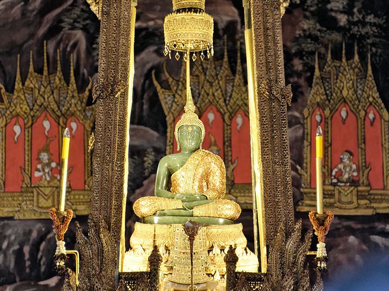 Emerald_Buddha,_August_2012,_Bangkok_(cropped)